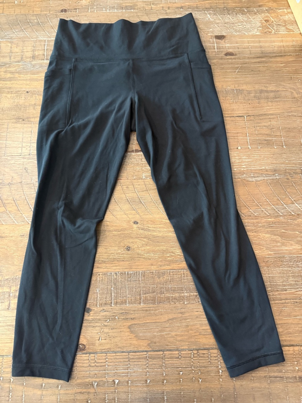 Athleta Women’s Salutation Stash Pocket II 7/8 legging in Black